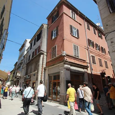 Center & Pula