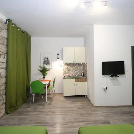 Top Center Rooms & Studio Guest house