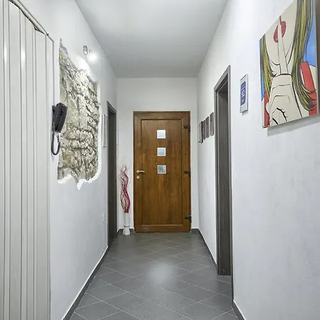 Top Center Rooms & Studio Guest house