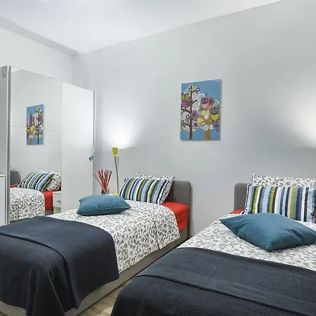 Top Center Rooms & Studio