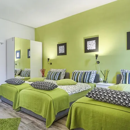 Top Center Rooms & Studio Guest house