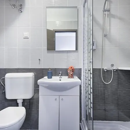 Top Center Rooms & Studio Guest house