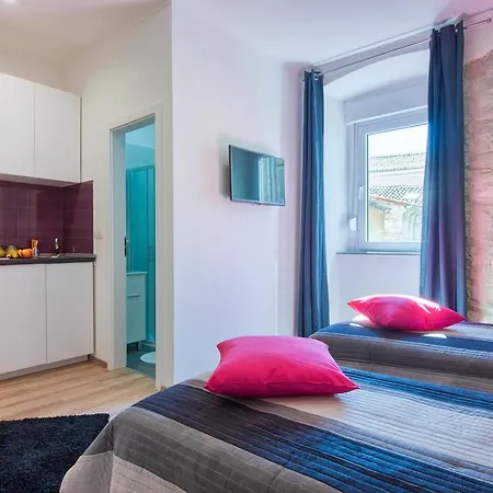 Top Center Rooms & Studio Guest house