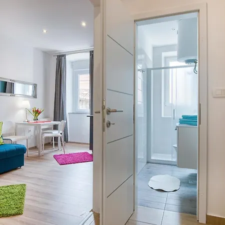Top Center Rooms & Studio 3*