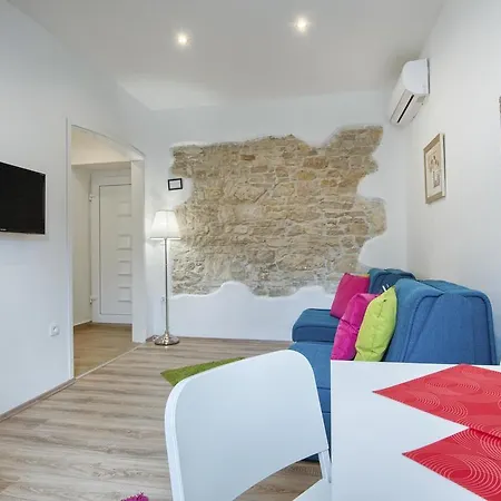 Top Center Rooms & Studio