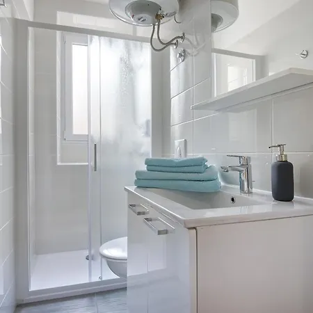 Top Center Rooms & Studio Guest house
