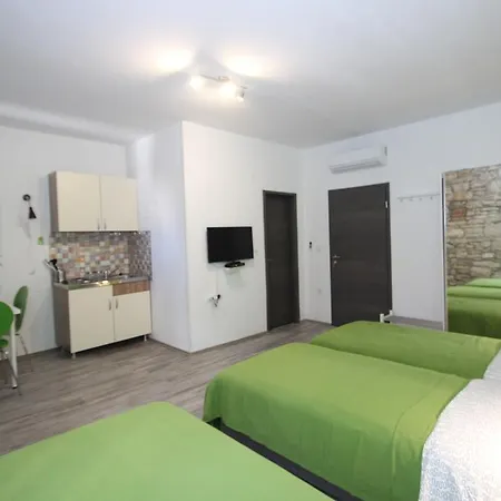 Top Center Rooms & Studio Guest house