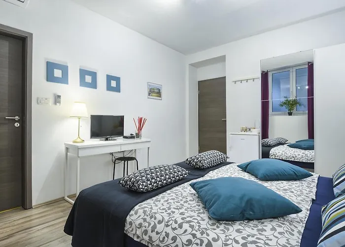 Center & 3* Πούλα